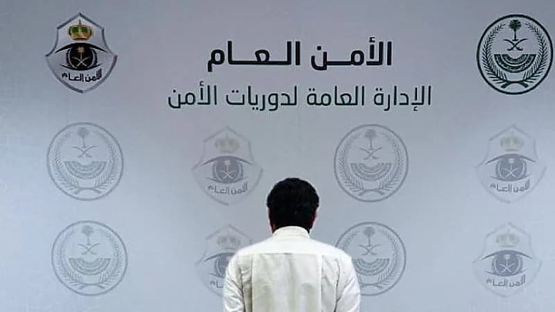 القبض على مواطن لصدمه مركبة بسبب خلافًا مع قائدها .. فيديو