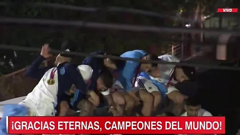 بالفيديو.. ميسي ورفاقه كادوا أن يسقطوا من أعلى حافلة أثناء الاحتفال