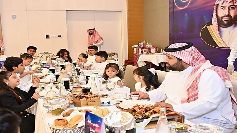 نائب أمير جازان يشارك الأيتام الإفطار الرمضاني.. فيديو