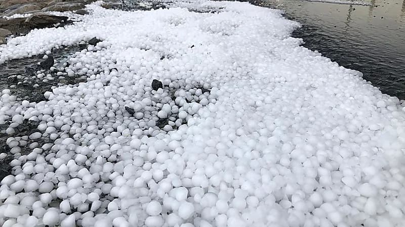 فيديو..الثلوج تغطي القويعية غرب الرياض