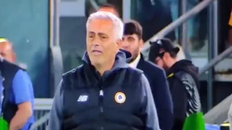 شاهد.. بكاء جوزيه مورينيو عقب التأهل لنهائي دوري المؤتمر الأوروبي