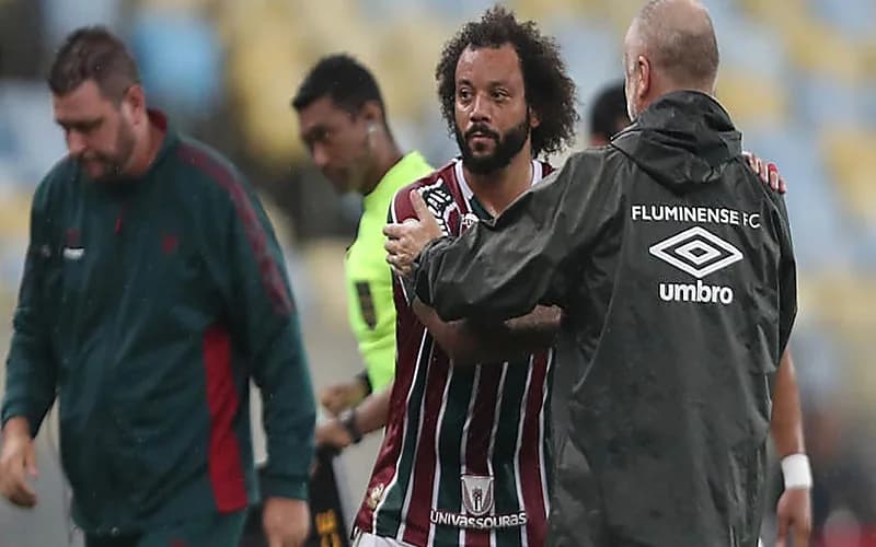 مدرب فلومينينسي يشتبك مع مارسيلو في الدوري البرازيلي .. فيديو