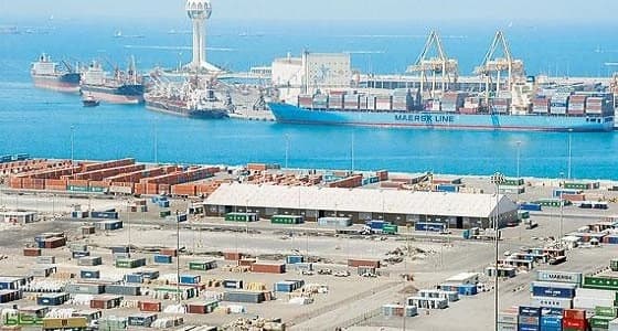 تدني الرؤية وسرعة الرياح توقفان حركة الملاحة بميناء جدة الإسلامي