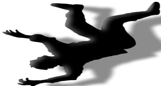 شاب يسقط من سقف منزل حبيبته بعد تجسّسه عليها