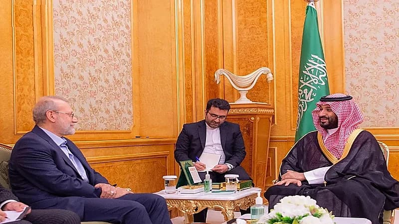 ولي العهد يستقبل الأمين العام للمجلس الأعلى للأمن القومي الإيراني