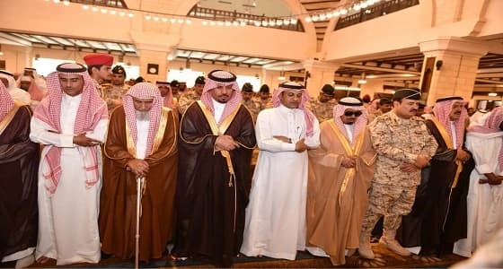 بالصور.. وزير الحرس الوطني يؤدي صلاة الجنازة علي الشهيد " عبدالله العنزي "