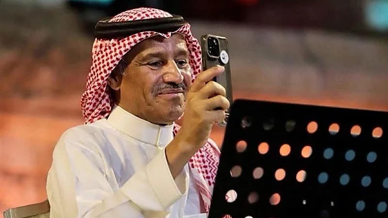 خالد عبد الرحمن يُصور جمهوره ويشعل المنصات.. فيديو