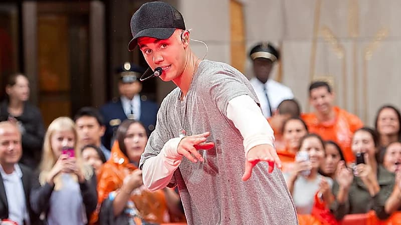 جاستن بيبر يصاب بشلل في الوجه