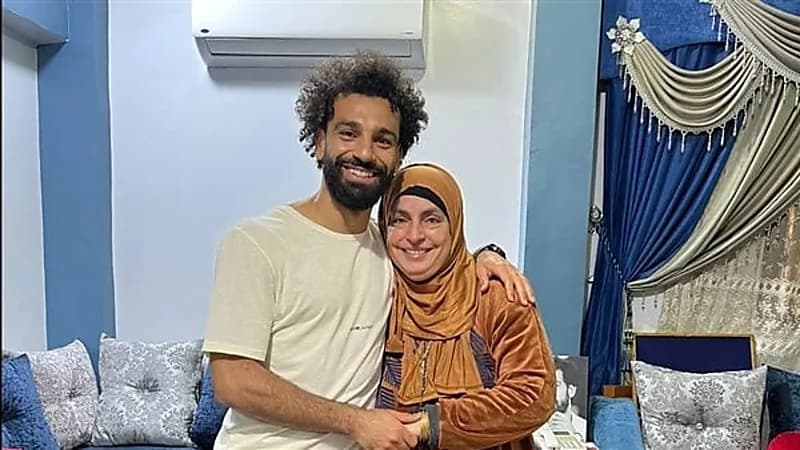 بالصور.. محمد صلاح ينشر صورًا له مع والديه