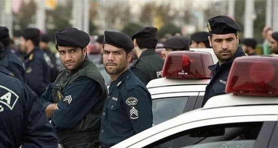 بعد أن منعتها من السفر.. أرملة المعتقل " كاووس إمامي " تمثل أمام الجوازات الإيرانية