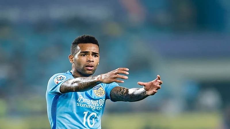 تيكسيرا يقترب من تحديد وجهته بعد انسحاب النصر