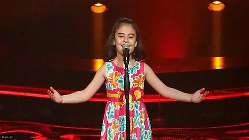 شاهد..طفلة "ذا فويس كيدز" تفاجئ الجمهور بتغير شكلها