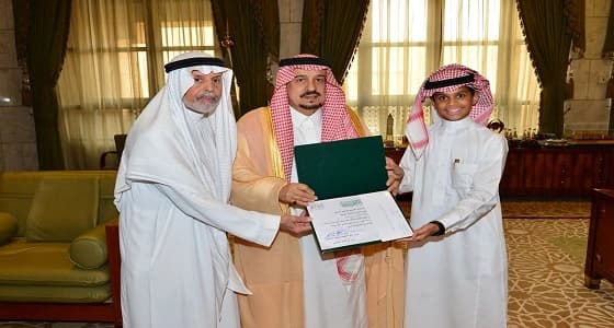 الأمير فيصل بن بندر يكرم الطالب الذي أنقذ زميله في مجمع تعليمي بالرياض