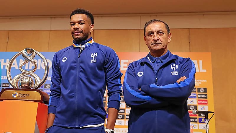 شاهد.. دياز والبليهي يلتقطون الصور التذكارية مع كأس آسيا