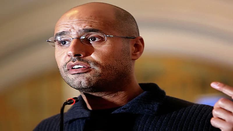 صورة.. نجل القذافي يثير الجدل بظهور غامض في الصحراء