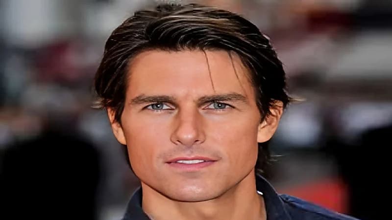 توم كروز ينفذ قفزة خطيرة من على ارتفاع 3000 متر.. فيديو