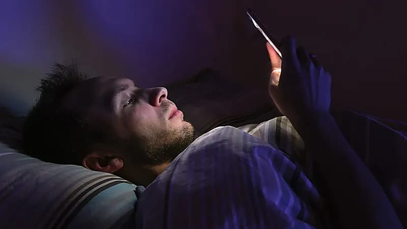 استشاري عيون يوضح حقيقة خطورة استخدام الجوال قبل النوم .. فيديو