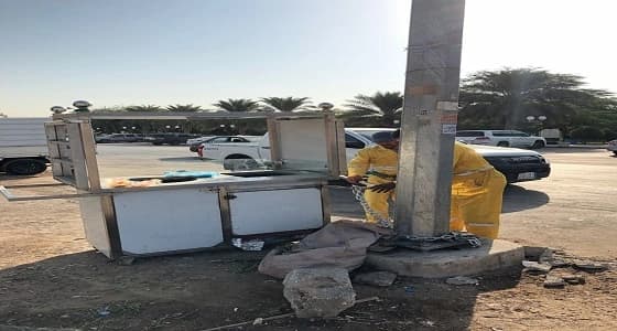 بالصور.. بلدية النسيم تزيل 60 كشكًا مخالفًا لبيع شاي الجمر