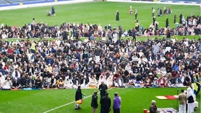 نادٍ إنجليزي يفتح ملعبه لأداء صلاة عيد الأضحى