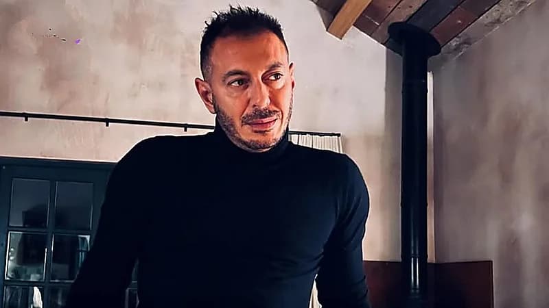 مصطفى شعبان ينهار على الهواء أثناء حديثه عن شقيقه الراحل