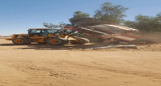 بالصور.. " بلدية أم خنصر " تزيل السيارات المتهالكة بجميع الهجر