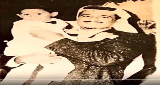 صورة نادرة لخادم الحرمين حاملا الأمير أحمد رحمه الله