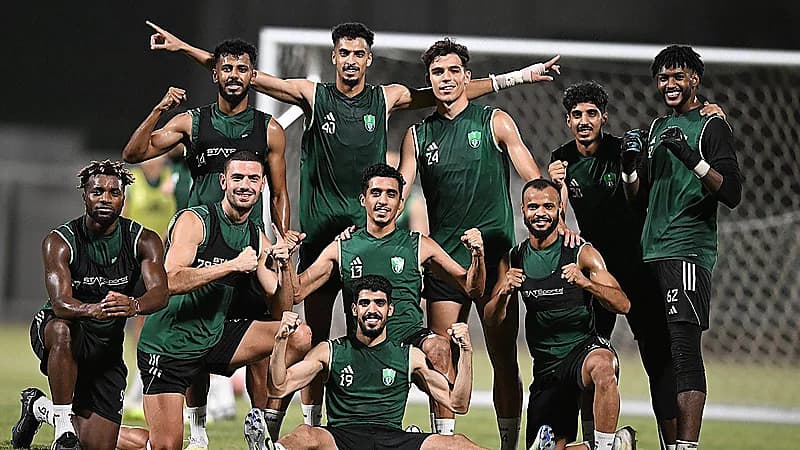 الأهلي يسقط أسماء محلية من كشوفات الفريق