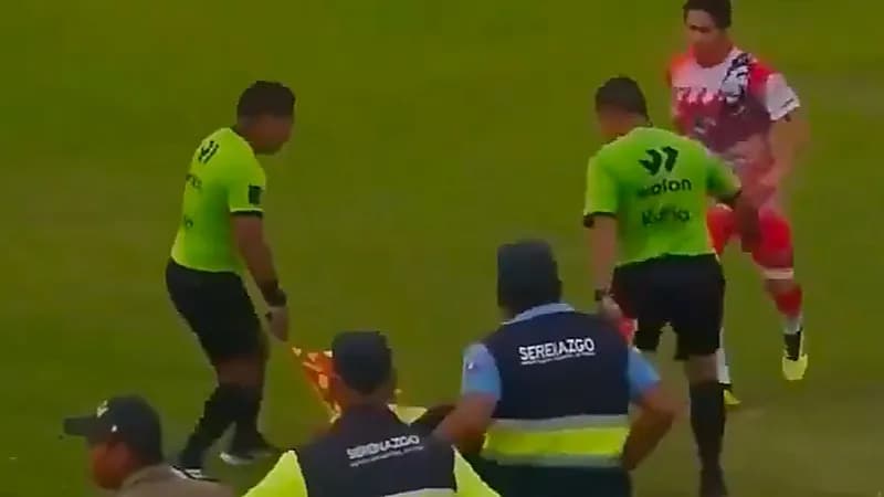 حكم يضرب مدربًا بطريقة غريبة ويثير غضبًا واسعًا .. فيديو