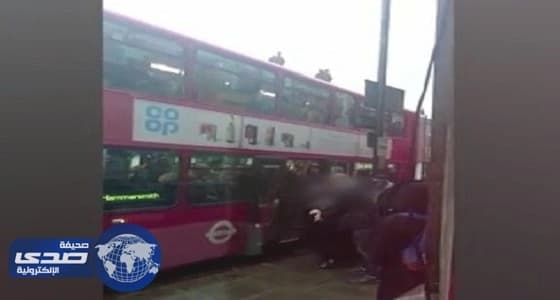 بالفيديو.. شرطة لندن تخرج " منتقبة " بعنف من حافلة ركاب