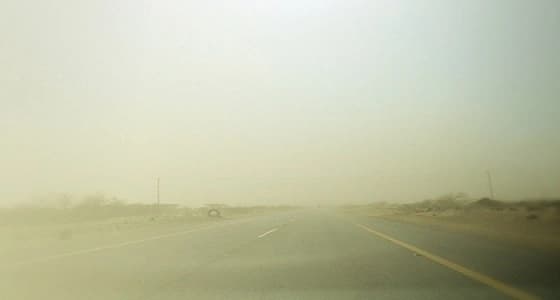 رياح مثيرة للأتربة تعوق الرؤية على طريق الساحل