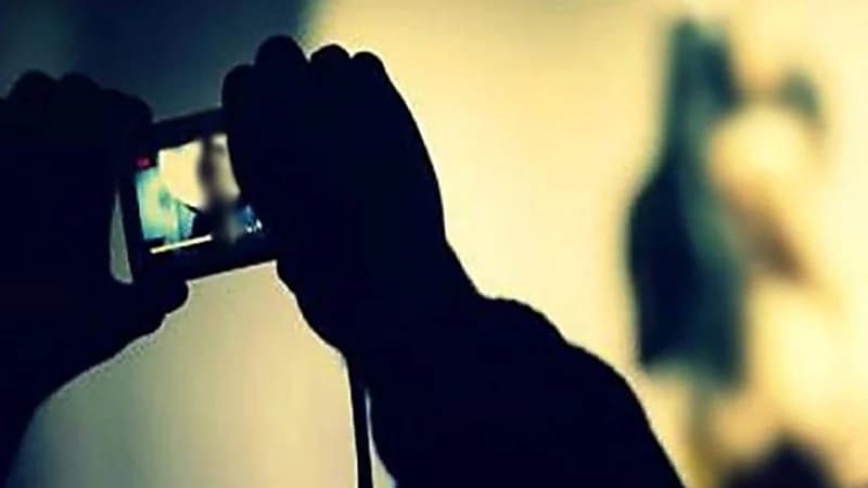 عامل يصور زميلاته أثناء تبديل ملابسهن بمول شهير في مصر