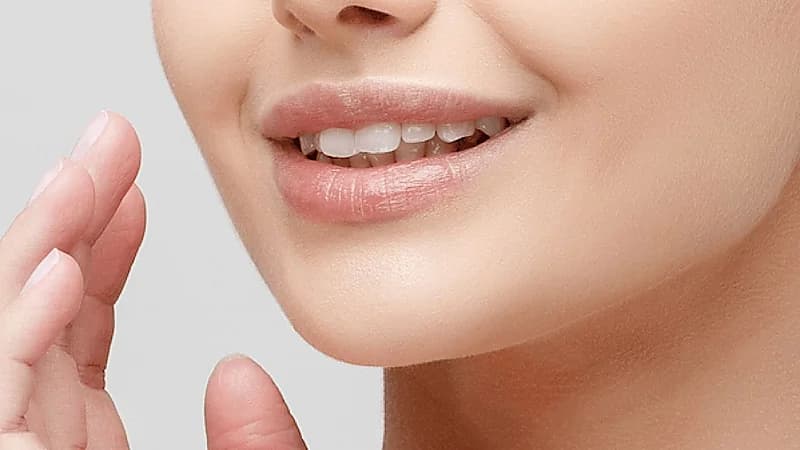 أسباب الشعر الزائد بالوجه والطرق الآمنة لإزالته