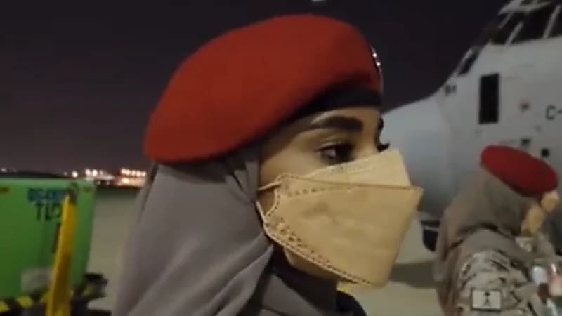 بالفيديو.. رقيب من ‏ القوات الجوية⁧‬⁩ تستقبل الرعايا الهنديين القادمين من ⁧‫السودان‬⁩ باللغة "الأردية"