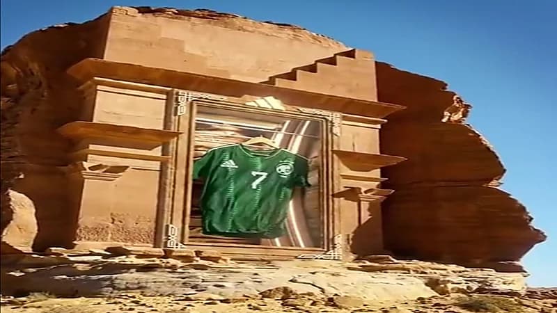 شاهد.. "الأخضر" يكشف عن قميصه الجديد من داخل آثار الحجر بالعلا