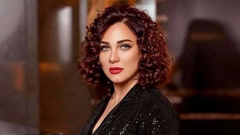 سلاف فواخرجي ترد بسخرية على شائعة زواجها من بشار الأسد