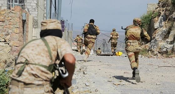قوات يمنية تتلف مخلفات الحروب التي قادتها الميلشيات الحوثية بعدن
