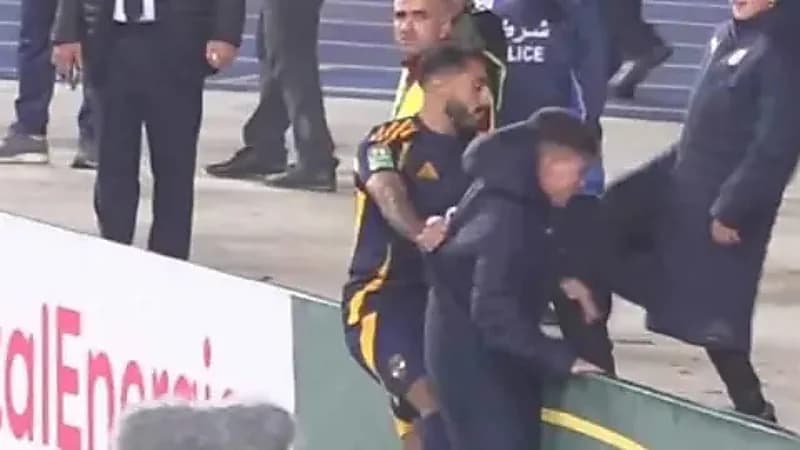 كهربا يعتدي على حامل الكرات .. فيديو