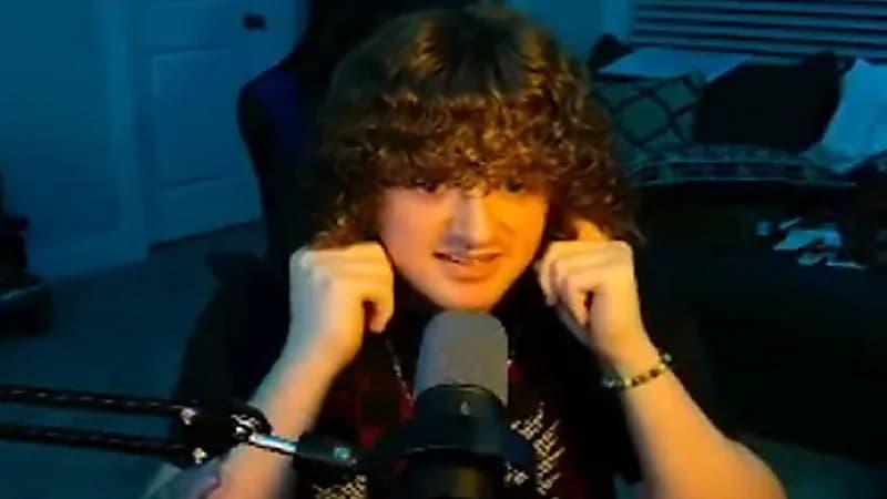 شاب يتعرض لبرق خلال بث مباشر.. فيديو