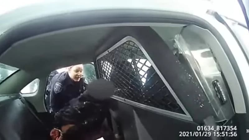 بالفيديو.. لحظة اعتقال طفلة بعنف ورشها برذاذ الفلفل