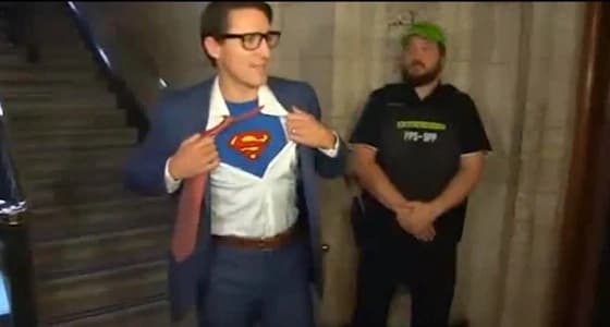 بالفيديو.. كيف احتفل رئيس الوزراء الكندي بالهالووين