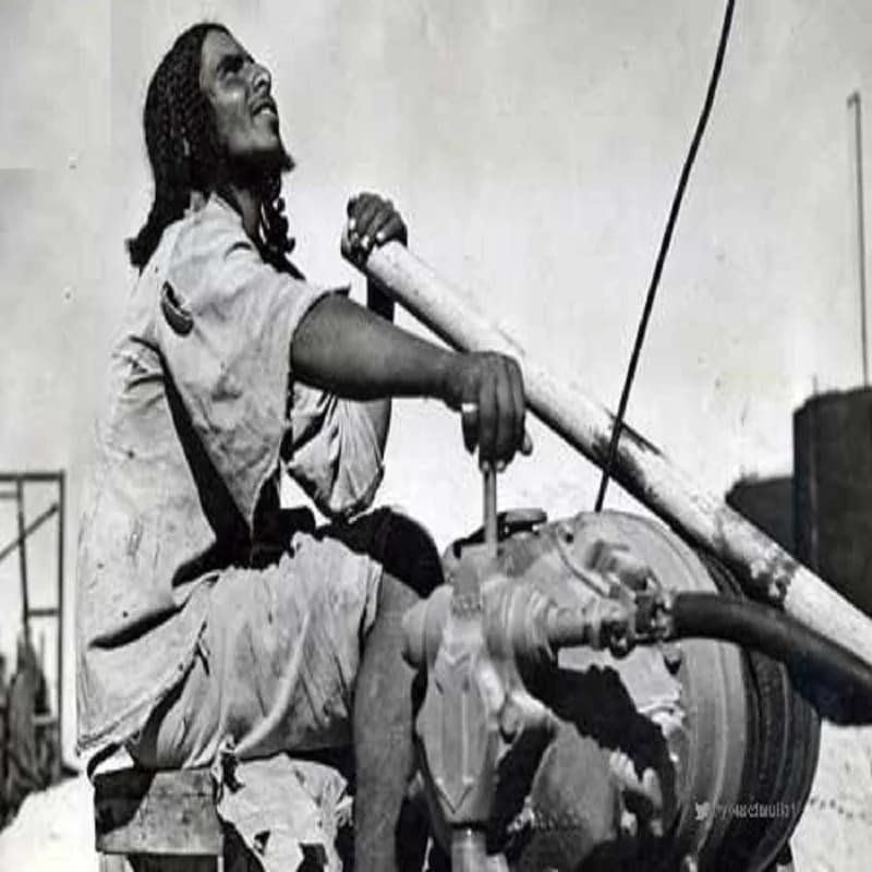 صورة مفعمة بالفخر والاعتزاز لموظف في أرامكو قديما