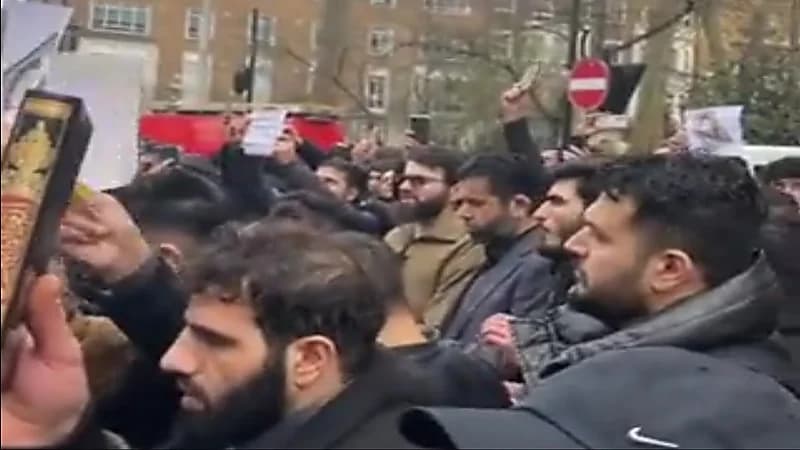 شاهد.. تلاوة خاشعة لمسلم أمام السفارة السويدية في لندن رداً على حرق المصحف