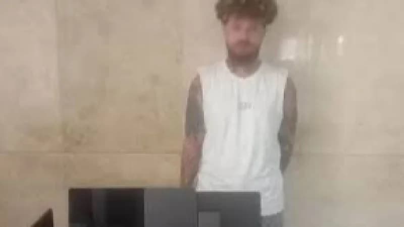 ضبط رسام وشم يمارس عمله على جسد السيدات بطريقة خادشة للحياء