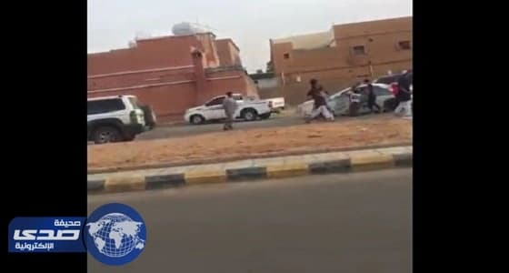 بالفيديو .. رجل أمن يتعرض لاعتداء والمواطنون يثأرون له في طريف