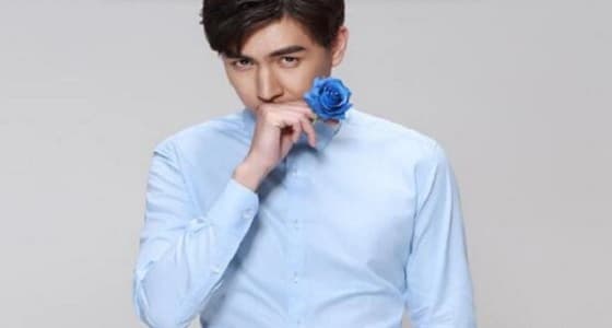 بسبب وسامته.. مدير يخصم 10% من راتب عامل