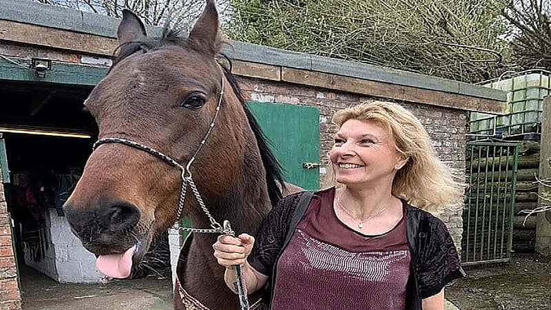 سيدة تواجه تهما بتمويل الإرهاب بسبب اسم فرسها