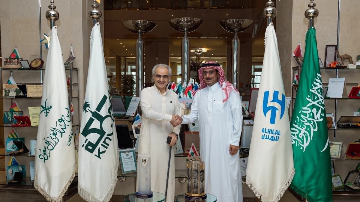 الأمير نواف يقدم هدية مؤسسة أعضاء الهلال للأمير الوليد.. صور