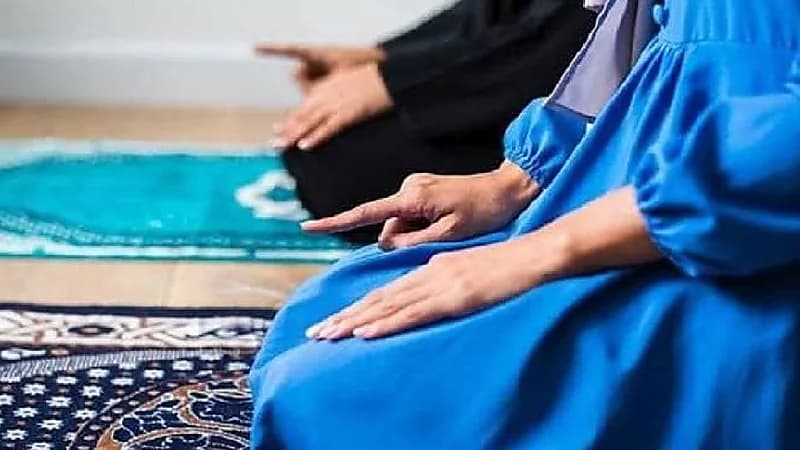 بالفيديو.. حكم الصلاة جالسا خلال النوافل للمرأة الحامل