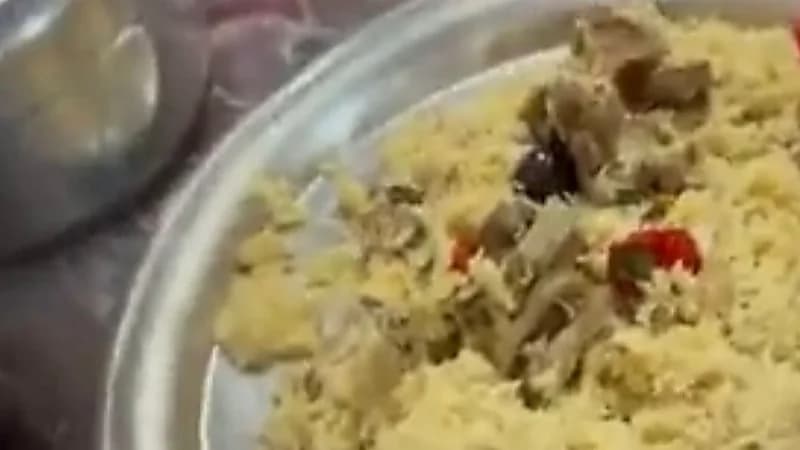 شاهد.. شباب يتفاجئوا بصوت صلاة الفجر أثناء إقبالهم على وجبة السحور