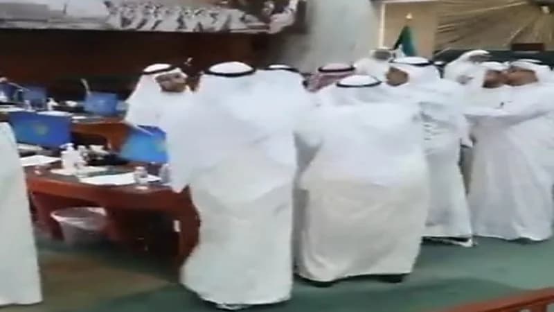 شاهد.. مشاجرة بين أعضاء المجلس البلدي في الكويت
